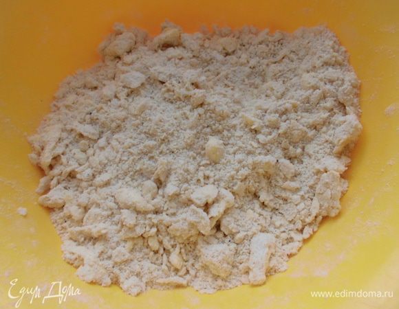 Муку просеять вместе с солью, разрыхлителем, двумя видами перца. Добавить масло и быстро порубить его ножом с мукой.