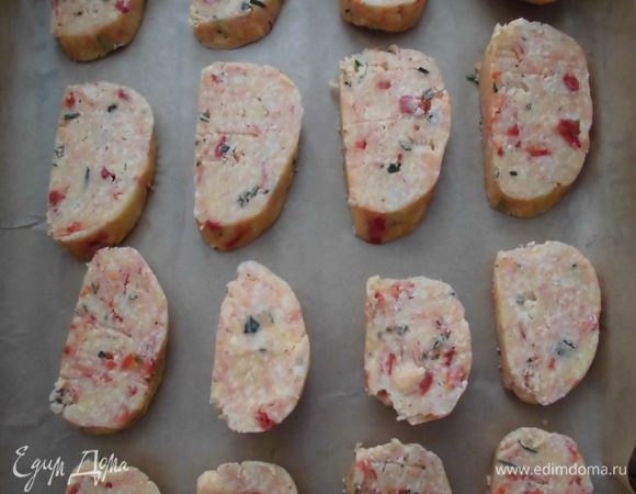 Духовку разогреть до 170 градусов. Колбаски нарезать толщиной коло 1 см, окуная нож в горячую воду. Разложить на застеленном бумагой для выпечки противне. Сверху украсить оставшимися листиками розмарина, немного вдавив их ( на фото розмарина нет, т. к. я забыла про него, и вспомнила, когда печенье начало выпекаться! повставляла, но уже не сфотографировала). Выпекать минут 15 до слегка золотистого цвета. 