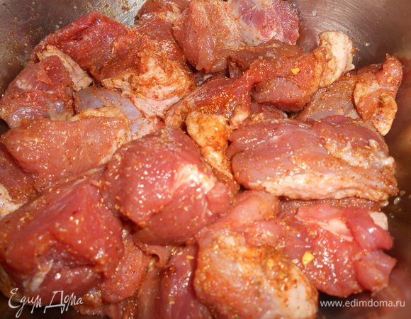 Сначала замаринуем мясо, нарезать на кусочки произвольного размера, но не крупно,в миску влить вино,добавить куркуму,кориандр,горчицу,соль по вкусу и чабер.Душистый горошек перемолоть и добавить к мясу,все хорошо перемешать и оставить мариноваться на 40 минут.
