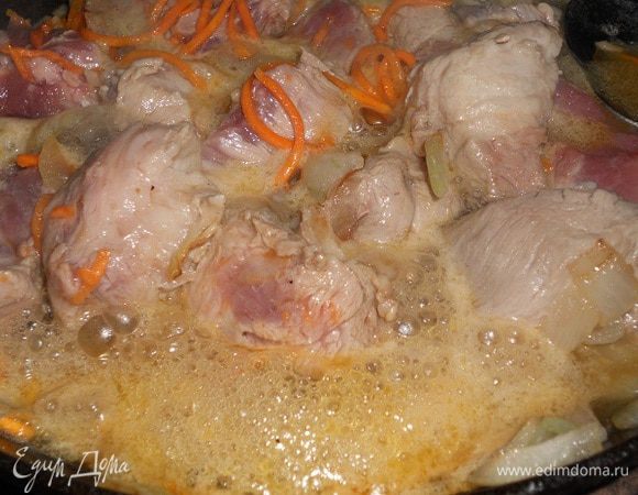 Кладем мясо на разогретую сковороду с маслом и начинаем обжаривать,добавить нашинкованный лук и морковь соломкой и жарим до испарения всей жидкости,чтобы выпарился алкоголь.