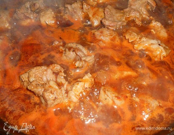 Когда жидкость испарилась,добавляем сливочное масло и немного обжариваем до золотистого цвета, добавляем соус и 1 ст. воды,подсолить по вкусу, протушить в соусе 15 минут, снять с огня добавить измельченную зелень и чеснок,дать настояться 10 минут.