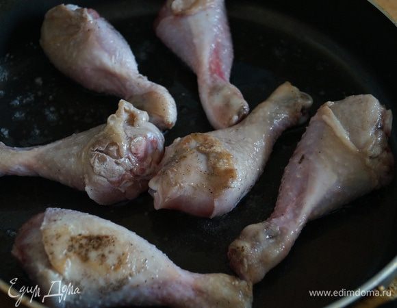 Куриные голени натереть солью, перцем и обжарить до золотистого цвета