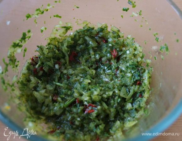 Соус: в блендере измельчить лук, паприку, базилик, перец, сок лимона, цедру, уксус и расительное масло