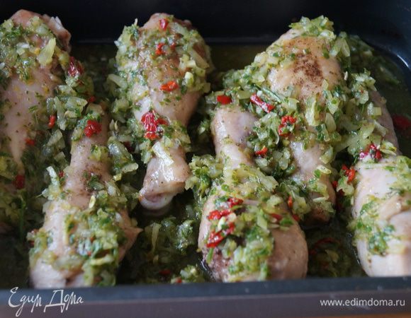 На противень выложить курицу и залить соусом, поставить в разогретую до 200 градусов духовку на 10 - 15 минут. Приятного аппетита!!!