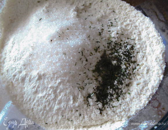 Муку просеять, добавить соль щепотку,сахар,щепотку сухого укропа.