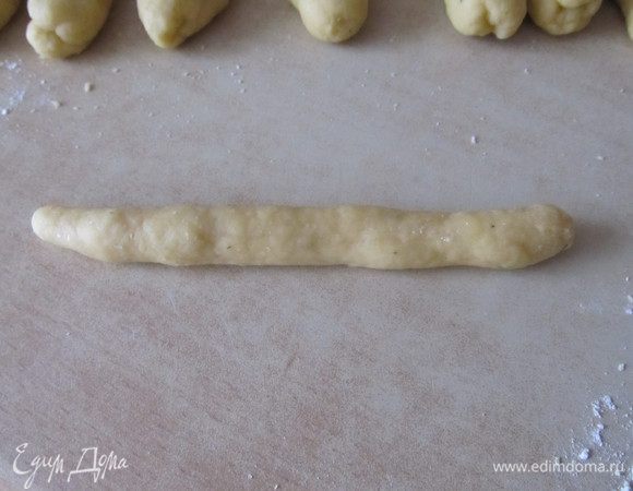 Раскатать колбаски и свернуть крендельком.Опустить в кипящую воду(предварительно добавив в воду щепотку соли и щепотку соды.)