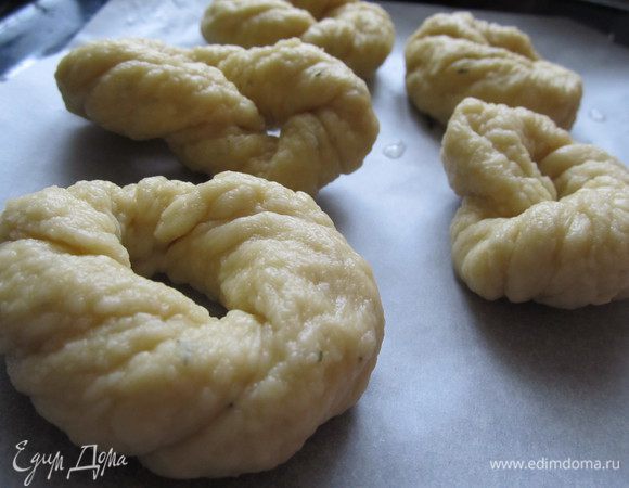 Варить в кипящей воде около 2 минут. Затем переложить на противень застеленный пергаментом.