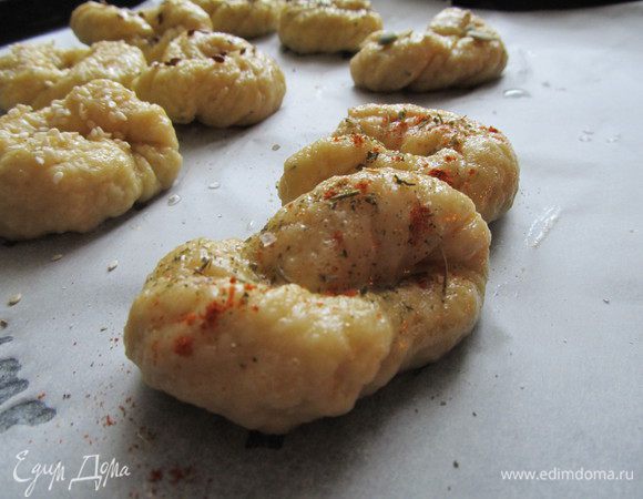 Смазать взбитым яйцом (перепелиным или же куриным,но маленьким) и присыпать разными присыпками.Отправить запекаться в заранее разогретую духовку,при 180С на 20 минут.