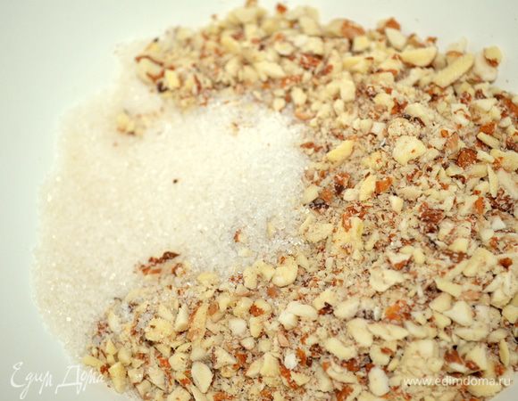смешиваем миндаль с сахаром 