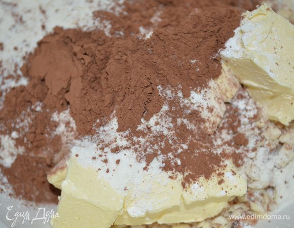 к сахару и орешкам добавляем масло, муку, крахмал, какао и все рубим ножом