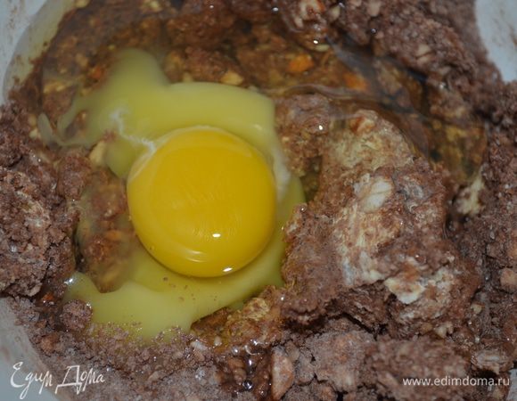 добавляем яйца...