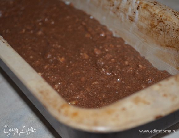 форму для кекса смазать сливочным маслом и обильно посыпать мукой ее дно. Выложить тесто. Накрыть фольгой. 