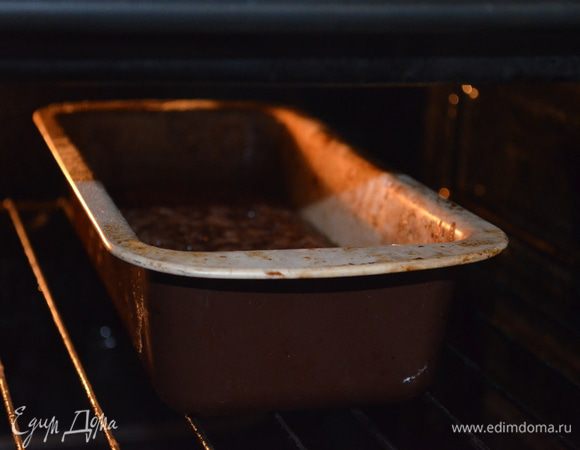 выпекать 20 минут при 180 гр. под фольгой, затем фольгу  убрать и еще 25 минут при той же температуре! 