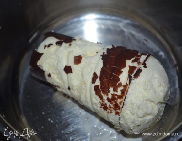 пломбир положить в ковшик ( у нас стаканчик внутри немного покрыт шоколадом, поэтому на фото он с шоколадом) и растопить. Он должен закипеть. 