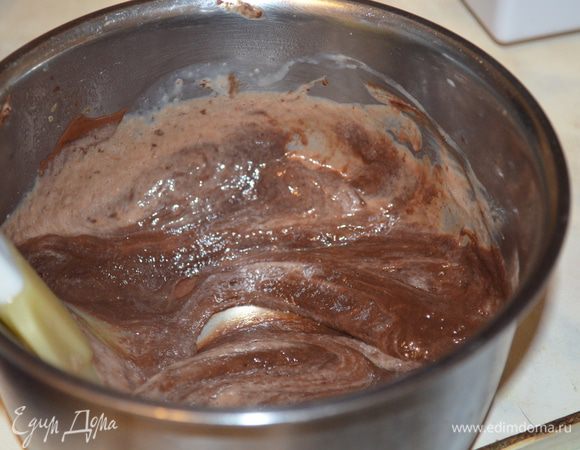 затем снять с огня и добавить шоколад, наломаный на кусочки. 