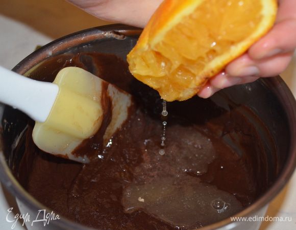 размешиваем ганаш до однородности, чтобы он стал гладким и блестящим. Добавляем апельсиновый сок и еще раз размешиваем. 