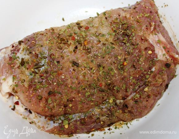 Мясо помыть и обсушить. Соединить все специи и хорошо натереть кусок.