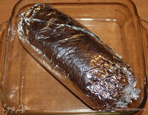 Завернуть замаринованный кусок мяса в фольгу и запекать на слабом огне 1,5-2 часа.