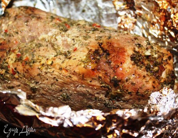 Затем фольгу открыть и дать мясу запечься до румяной корочки. Готовое мясо натереть чесноком и посыпать молотым кориандром, завернуть в фольгу и дать полностью остыть. 