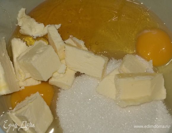 для теста  соединить яйца,сахар,мёд,сливочное масло и поставить на водяную баню,-