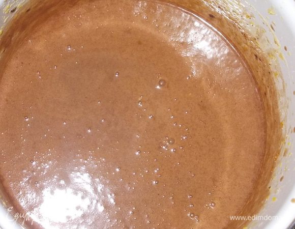 для крема 2 ,яйца и желтки соединить с сахаром и взбивать на медленном огне до увеличения в объёме,остудить