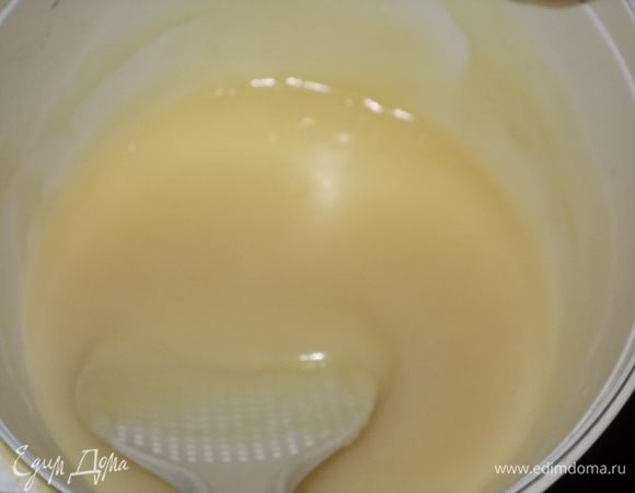 для крема 1 сахар и муку смешать,добавить сливки  и варить на медленном огне до загустения,постоянно помешивая,остудить