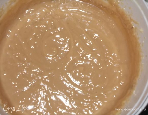 в остуженную смесь крема 2 добавить сливочное масло и ванилин,растопленный шоколад ,взбить и поставить в холод ,минут на 10