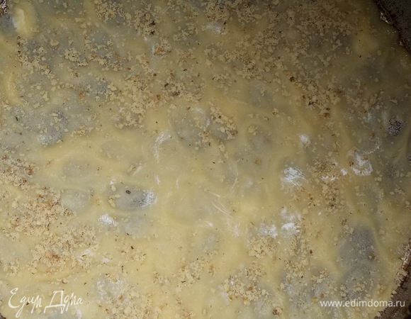 форму смазать маслом и присыпать мукой ,разминать колобки пальцами по форме,-тесто мягкое и подчиняется охотно...