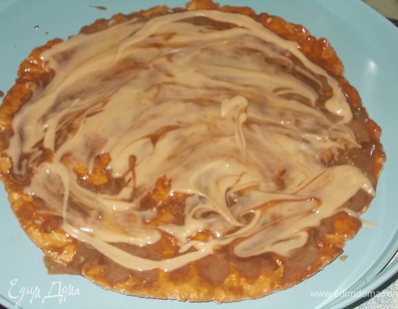 смазываем коржи: сначала кремом 2,затем ,сверху кремом 1,накрываем следующим коржом,прижимаем его к нижнему коржу ладонями  и повторяем процедуру