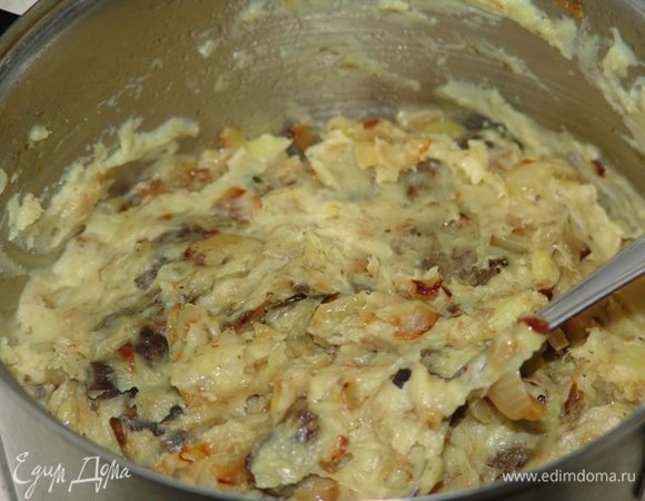 Начинка 1:
Приготовить начинку. Картофель отварить, приготовить пюре, добавить молоко. Обжарить лук, добавить в пюре лук и грибы. Соль-перец.  