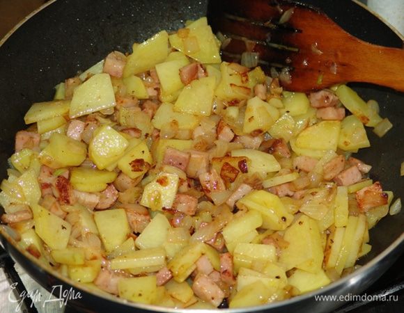 Начинка 2:
Бекон и лук мелко нарезать, добавить немного растительного масла и обжарить. Картофель нарезать тонкими пластинками и обжарить на растительном масле на  другой сковороде до полуготовности. Соединить и перемешать начинку. Соль-перец. 