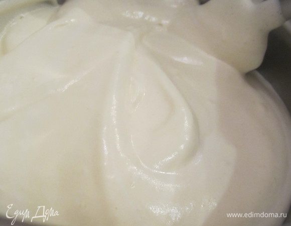 Смешиваем немного белков с желтками, аккуратно заворачивающими движениями перемешиваем.