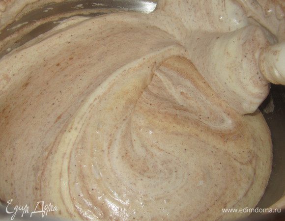 Добавляем частями просеянную муку с какао, перемешиваем. заворачивая тесто, в конце добавляем остальные белки, все перемешиваем до однородности, но делаем все быстро, чтоб яйца не осели