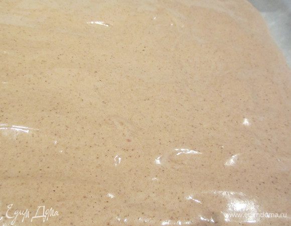 Выкладываем и выравниваем наше тесто на противень, застеленный пергаментом и выпекаем в предварительно разогретой духовке при температуре 180 гр. 20 минут.