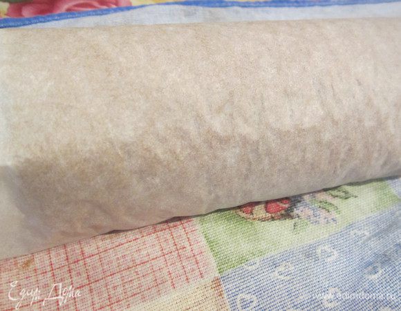 Я еще его потом накрыла влажным полотенцем, и зря,он немного осел, так что не советую, просто пускай остудится в бумаге и все.