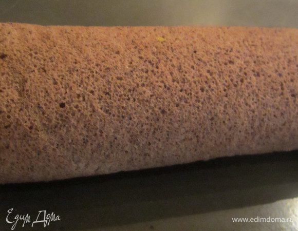 Когда рулет остудился полностью, бумагу извлечь аккуратно и развернуть.