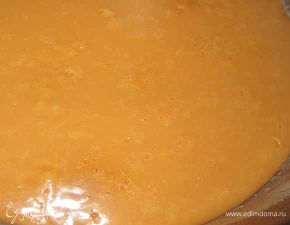 Достать наш карамельный крем из холодильника, он должен за ночь стать густоватым.