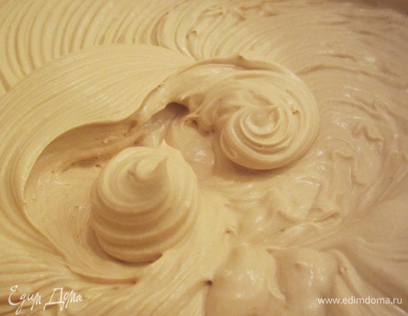 Взбить крем до устойчивых пиков на минимальной скорости миксера.