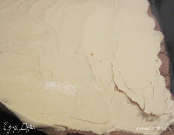 Развернутый рулет смазать щедро  кремом.