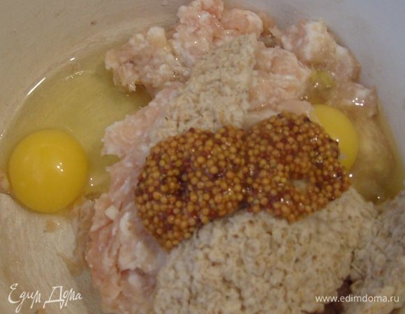 Смешать фарш с мелко порубленным луком, горчицей, яйцом, хлебными крошками. Посолить и поперчить по вкусу.