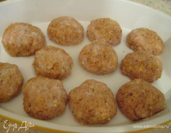 Сформировать из фарша небольшие шарики (тефтели). Выложить мясные шарики в смазанную растительным маслом форму. Запекать 20-25 минут в разогретой до 200°С, периодически переворачивая тефтели.