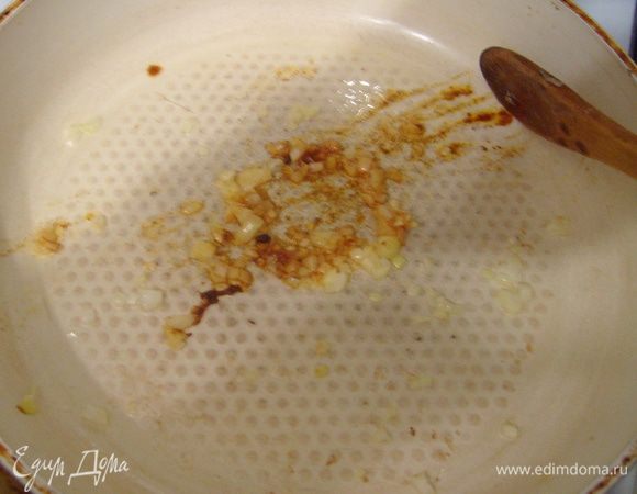 Через 10 мин. можно начинать готовить соус. Обжарить на сковороде мелко нарезанную луковицу, добавить паприку. 