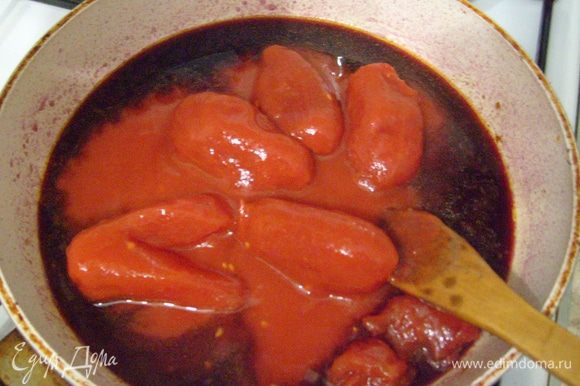 …консервированные томаты, посолить, довести до кипения. Готовить 15 мин.