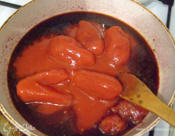 …консервированные томаты, посолить, довести до кипения. Готовить 15 мин.