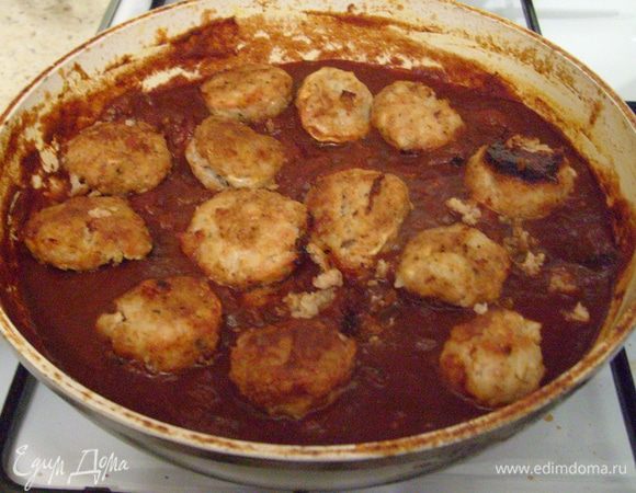 Готовые тефтели выложить в соус и потушить 5 мин. Подавать горячими с зеленью.