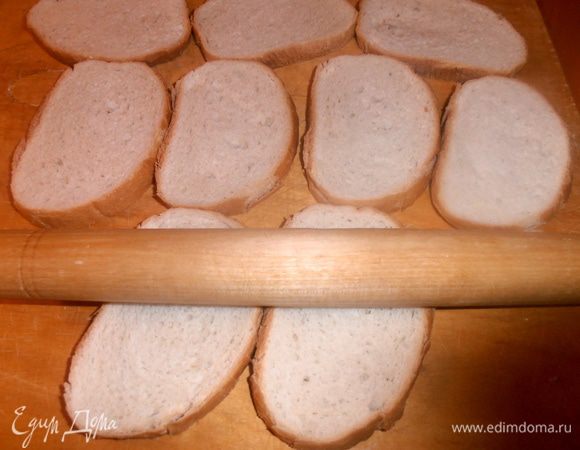 Раскатываем их скалкой с нажимом.