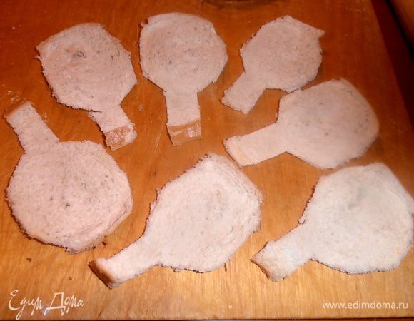 Вырезаем примерную форму ложки, снова раскатываем. Я вырезала сначала одну, а потом только прикладывала её на остальные ломтики и вырезала как по трафарету!