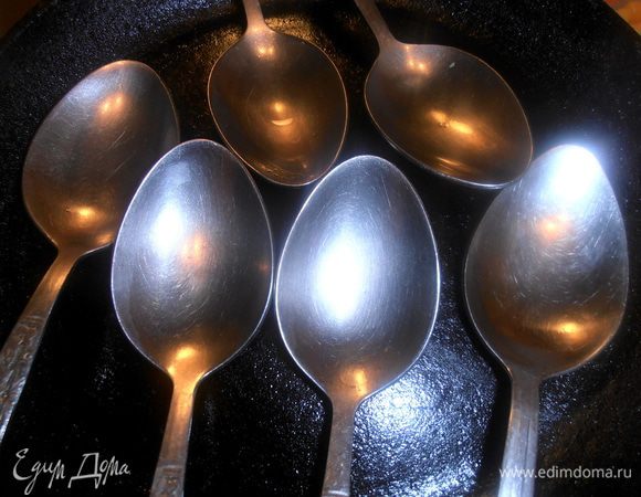Столовые ложки обильно смазываем растительным маслом и готовим плоскую форму (у меня чугунная сковорода) для духовки.