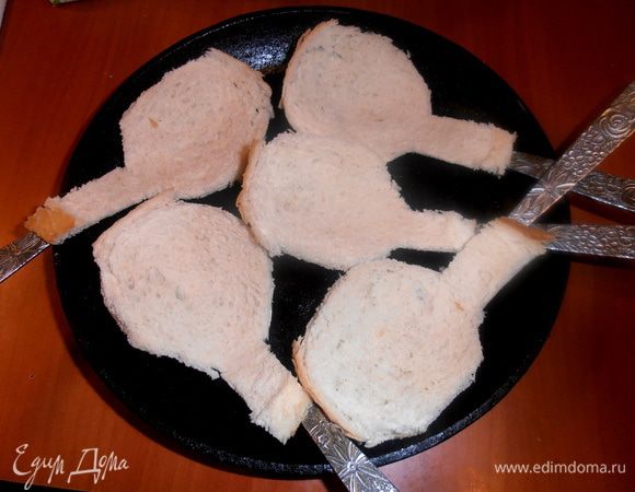 Накладываем на ложки хлебные выкройки и опять приминаем их (мой хлеб всё время поднимался назад,но другой,может,будет покладистей!)