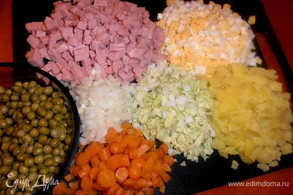 Готовим салат.Повторяю,салат можно любой,но покажу на примере банального,но не менее вкусного"Оливье"...Итак,отвариваем,нарезаем картофель,лук,колбасу,яйца,листья китайской капусты (для хруста)...
